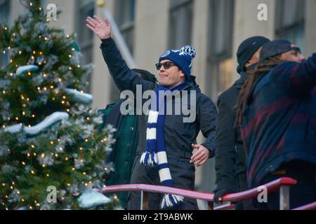 New York, Stati Uniti. 23 novembre 2023. Jimmy Fallon partecipa alla parata annuale del giorno del Ringraziamento di Macy a New York, il 23 novembre 2023. Migliaia di persone sono in strada per guardare i 25 palloncini e centinaia di artisti che marciano in questa sfilata, una tradizione dal 1924. (Foto di Deccio Serrano/NurPhoto) credito: NurPhoto SRL/Alamy Live News Foto Stock