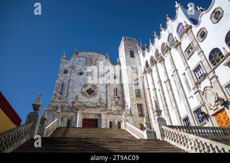 Un campus universitario di Guanajuato UG, un centro educativo con diverse discipline, architettura storica e una vivace comunità studentesca Foto Stock