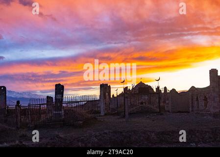 Tradizionale cimitero musulmano alla periferia di un villaggio in Kirghizistan Foto Stock