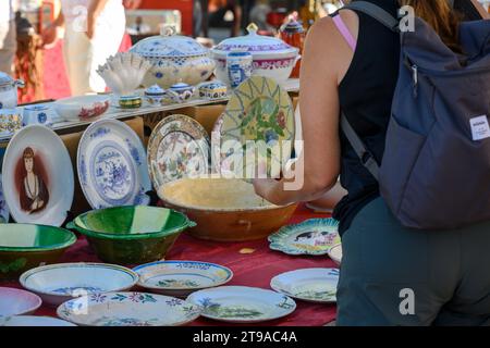 Ceramiche locali fatte a mano in vendita al mercato delle pulci del sabato settimanale, Estremoz, Alentejo, Portogallo Foto Stock