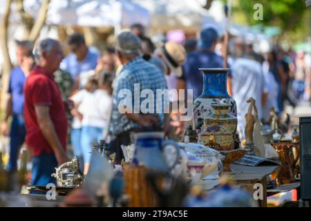 Ceramiche locali fatte a mano in vendita al mercato delle pulci del sabato settimanale, Estremoz, Alentejo, Portogallo Foto Stock