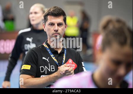 LUBIN, POLONIA - 23 SETTEMBRE 2023: Handball EHF Champions League femminile match KGHM MKS Zaglebie Lubin vs Vipers Kristiansand. Hlavaty Tomas capo-allenatore Foto Stock