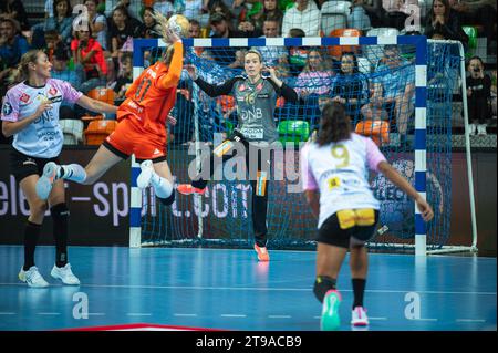 LUBIN, POLONIA - 23 SETTEMBRE 2023: Partita di pallamano femminile EHF Champions League KGHM MKS Zaglebie Lubin vs Vipers Kristiansand. In azione, il portiere Lun Foto Stock