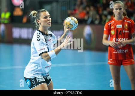 LUBIN, POLONIA - 28 OTTOBRE 2023: Handball EHF Champions League Women Match KGHM MKS Zaglebie Lubin - Team Esbjerg. Calci di rigore Mork Nora. Foto Stock