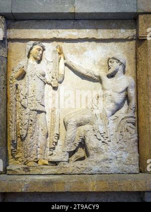 Zeus e Hera - Metopa dal gelo orientale del Tempio e a Selinunte (460-450 a.C.) - qui sono rappresentati i sacri nuziali (hiero gamos) delle due maggiori divinità olimpiche - calcare - Museo Archeologico regionale Antonino Salinas - Palermo, Sicilia Foto Stock