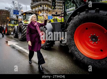 L'AIA - Mona Keijzer del BoerBurgerBeweging (BBB) arriva sul trattore all'ingresso del personale della camera dei rappresentanti. La registrazione di nuovi parlamentari dopo le elezioni inizia oggi. ANP REMKO DE WAAL netherlands Out - belgium Out Foto Stock