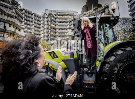 L'AIA - Mona Keijzer del BoerBurgerBeweging (BBB) arriva sul trattore all'ingresso del personale della camera dei rappresentanti. La registrazione di nuovi parlamentari dopo le elezioni inizia oggi. ANP REMKO DE WAAL netherlands Out - belgium Out Foto Stock