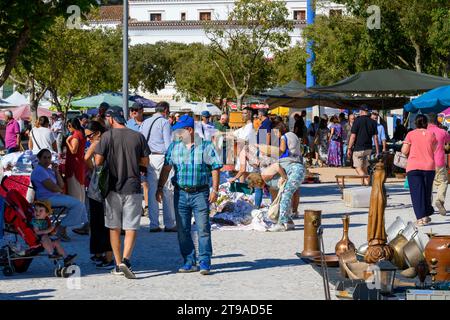 Mercatino settimanale delle pulci, Estremoz, Alentejo, Portogallo Foto Stock