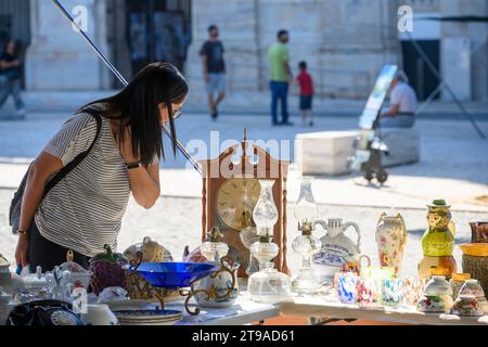 Ceramiche locali fatte a mano in vendita al mercato delle pulci del sabato settimanale, Estremoz, Alentejo, Portogallo Foto Stock