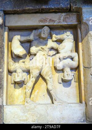 Metopa del Tempio C di Selinunte (540-510 a.C.) che mostra Eracle che porta i Cercopi, due banditi catturati dall'eroe, appesi ad un palo - Museo Archeologico regionale Antonino Salinas - Palermo, Sicilia Foto Stock