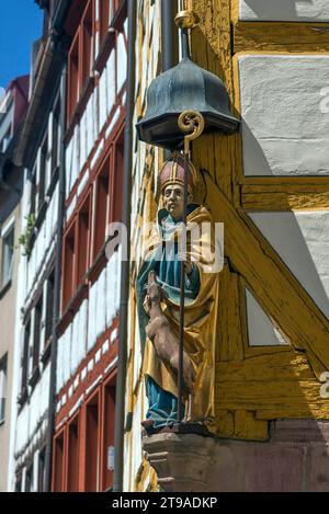 Egidio con il cane, figura di un santo in una storica casa a graticcio, Weissgerbergasse, Norimberga, Franconia media, Baviera, Germania Foto Stock