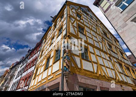 Egidio con il cane, figura di un santo in una storica casa a graticcio, Weissgerbergasse, Norimberga, Franconia media, Baviera, Germania Foto Stock