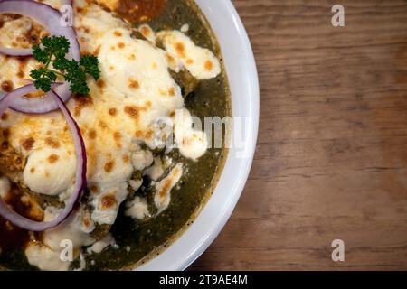 Scopri l'arte del chilaquiles, un accattivante piatto messicano che armonizza le tradizioni culinarie e crea una sinfonia di sapori Foto Stock