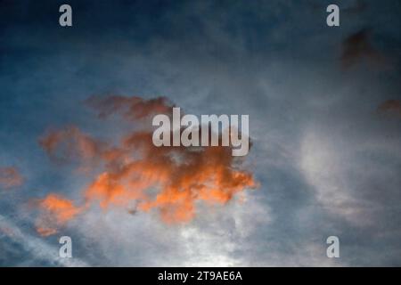 Sperimenta lo straordinario spettro di eventi celesti, come tramonti, pomeriggi e notti blu elettriche dipingono il cielo di meraviglia Foto Stock