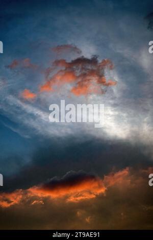 Sperimenta lo straordinario spettro di eventi celesti, come tramonti, pomeriggi e notti blu elettriche dipingono il cielo di meraviglia Foto Stock