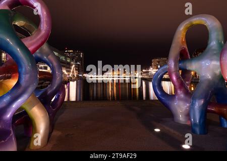 Una vibrante scultura Spectral Self Container nella città di Malmo, Svezia Foto Stock