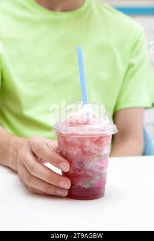 Amici che bevono insieme bibite fruttate e succulente. Foto Stock