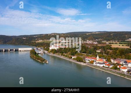 Immagine del drone, centrale elettrica del Danubio Ybbs Persenbeug, Persenbeug con castello di Persenbeug, Danubio, Strudengau, bassa Austria, Austria Foto Stock