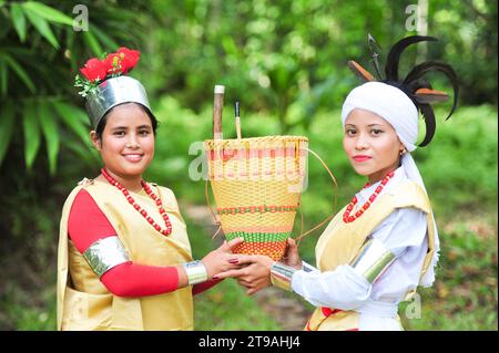 Khasi Seng Kut Snem Festival 2023 celebrazione 23 novembre 2023 Sylhet-Bangladesh: La tribù Khasi adornano con il loro abbigliamento tradizionale in occasione di celebrare Khasi Seng Kut Snem 2023 organizzato dal Consiglio sociale Khasi. Khasi Seng Kutsnem, un tradizionale festival di fine anno della comunità Khasi della grande Divisione Sylhet, si è tenuto nel campo Magurchhara Khasia Punji a Kamalganj. Sylhet Bangladesh Copyright: XMdxRafayatxHaquexKhanxxEyepixxGrx Credit: Imago/Alamy Live News Foto Stock