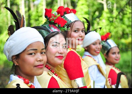 Khasi Seng Kut Snem Festival 2023 celebrazione 23 novembre 2023 Sylhet-Bangladesh: La tribù Khasi adornano con il loro abbigliamento tradizionale in occasione di celebrare Khasi Seng Kut Snem 2023 organizzato dal Consiglio sociale Khasi. Khasi Seng Kutsnem, un tradizionale festival di fine anno della comunità Khasi della grande Divisione Sylhet, si è tenuto nel campo Magurchhara Khasia Punji a Kamalganj. Sylhet Bangladesh Copyright: XMdxRafayatxHaquexKhanxxEyepixxGrx Credit: Imago/Alamy Live News Foto Stock