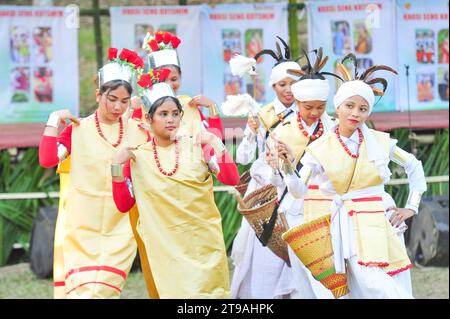 Khasi Seng Kut Snem Festival 2023 celebrazione 23 novembre 2023 Sylhet-Bangladesh: La tribù Khasi adornano con il loro abbigliamento tradizionale in occasione di celebrare Khasi Seng Kut Snem 2023 organizzato dal Consiglio sociale Khasi. Khasi Seng Kutsnem, un tradizionale festival di fine anno della comunità Khasi della grande Divisione Sylhet, si è tenuto nel campo Magurchhara Khasia Punji a Kamalganj. Sylhet Bangladesh Copyright: XMdxRafayatxHaquexKhanxxEyepixxGrx Credit: Imago/Alamy Live News Foto Stock