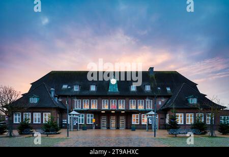 Edificio della stazione, stazione ferroviaria di Westerland, alba, isola del Mare del Nord di Sylt, Frisia settentrionale, Schleswig-Holstein, Germania Foto Stock