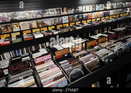 Una visione generale all'interno del nuovo negozio HMV, che è tornato a Oxford Street a Londra dopo un'assenza di quattro anni dallo storico centro commerciale del West End. La catena di intrattenimento ospita una serie di band con spettacoli dal vivo, che accolgono i clienti nel negozio aperto per la prima volta nel 1921. Data immagine: Venerdì 24 novembre 2023. Foto Stock