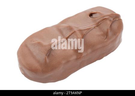 Bar con cioccolato fondente marrone su sfondo bianco isolato che serve dolci. Il file contiene il percorso di ritaglio. Foto Stock