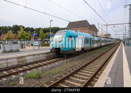 Eisenbahnverkehr im Bahnhof Bad Bentheim - Regionalbahn Zug der Eurobahn RB 61, Wiehengebirgs-Bahn, Hengelo - Bielefeld. Eingesetzt werden Triebwagen vom Typ Stadler Flirt, Mehrsystem D/NL Bad Bentheim, Niedersachsen, DEU, Deutschland, 22.08.2023 *** traffico ferroviario presso la stazione di Bad Bentheim treno regionale di Eurobahn RB 61, Wiehengebirgs Bahn, Hengelo Bielefeld Stadler Flirt sono utilizzati vagoni ferroviari multisistema D NL Bad Bentheim, Germania, 22, credito UE 2023, Germania: Imago/Alamy Live News Foto Stock