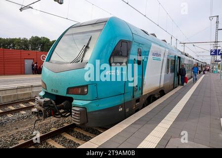 Eisenbahnverkehr im Bahnhof Bad Bentheim - Regionalbahn Zug der Eurobahn RB 61, Wiehengebirgs-Bahn, Hengelo - Bielefeld. Eingesetzt werden Triebwagen vom Typ Stadler Flirt, Mehrsystem D/NL Bad Bentheim, Niedersachsen, DEU, Deutschland, 22.08.2023 *** traffico ferroviario presso la stazione di Bad Bentheim treno regionale di Eurobahn RB 61, Wiehengebirgs Bahn, Hengelo Bielefeld Stadler Flirt sono utilizzati vagoni ferroviari multisistema D NL Bad Bentheim, Germania, 22, credito UE 2023, Germania: Imago/Alamy Live News Foto Stock