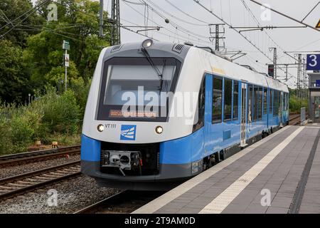 Eisenbahnverkehr im Bahnhof Bad Bentheim - Regionalbahn Zug der Bentheimer Eisenbahn RB 56, Regiopa Express, Bad Bentheim - Neuenhaus. Eingesetzt werden Treibwagen vom Typ Alstom Coradia LINT 41. Bad Bentheim, Niedersachsen, DEU, Deutschland, 22.08.2023 *** traffico ferroviario alla stazione di Bad Bentheim treno regionale della Bentheimer Eisenbahn RB 56, Regiopa Express, Bad Bentheim Neuenhaus Alstom Coradia LINT 41 vagoni ferroviari sono utilizzati Bad Bentheim, bassa Sassonia, DEU, Germania, 22 08 2023 credito: Imago/Alamy Live News Foto Stock