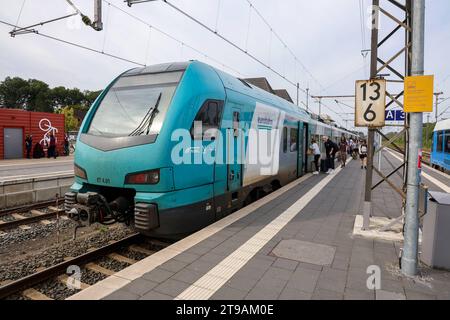 Eisenbahnverkehr im Bahnhof Bad Bentheim - Regionalbahn Zug der Eurobahn RB 61, Wiehengebirgs-Bahn, Hengelo - Bielefeld. Eingesetzt werden Triebwagen vom Typ Stadler Flirt, Mehrsystem D/NL Bad Bentheim, Niedersachsen, DEU, Deutschland, 22.08.2023 *** traffico ferroviario presso la stazione di Bad Bentheim treno regionale di Eurobahn RB 61, Wiehengebirgs Bahn, Hengelo Bielefeld Stadler Flirt sono utilizzati vagoni ferroviari multisistema D NL Bad Bentheim, Germania, 22, credito UE 2023, Germania: Imago/Alamy Live News Foto Stock