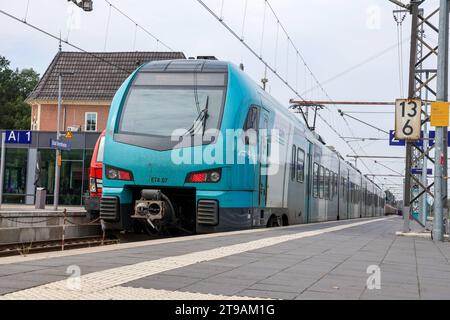 Eisenbahnverkehr im Bahnhof Bad Bentheim - Regionalbahn Zug der Eurobahn RB 61, Wiehengebirgs-Bahn, Hengelo - Bielefeld. Eingesetzt werden Triebwagen vom Typ Stadler Flirt, Mehrsystem D/NL Bad Bentheim, Niedersachsen, DEU, Deutschland, 22.08.2023 *** traffico ferroviario presso la stazione di Bad Bentheim treno regionale di Eurobahn RB 61, Wiehengebirgs Bahn, Hengelo Bielefeld Stadler Flirt sono utilizzati vagoni ferroviari multisistema D NL Bad Bentheim, Germania, 22, credito UE 2023, Germania: Imago/Alamy Live News Foto Stock