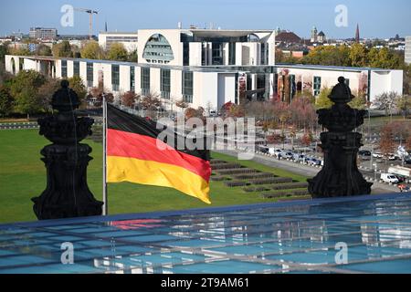 Berlino, Germania - 02 novembre 2022: Complesso della Cancelleria Federale. La Cancelleria federale (Bundeskanzleramt) di Berlino è la sede ufficiale e risiede Foto Stock