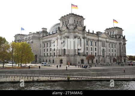 Berlino, Germania - 3 novembre 2022: Il Bundestag tedesco (edificio del Reichstag) è il parlamento nazionale della Repubblica federale di Germania. Foto Stock