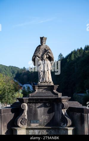 La vista del comune medievale di Vianden con lo status di città a Oesling, Lussemburgo nord-orientale, capitale del cantone di Vianden si trova sul nostro fiume, vicino a bor Foto Stock