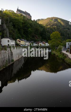 La vista del comune medievale di Vianden con lo status di città a Oesling, Lussemburgo nord-orientale, capitale del cantone di Vianden si trova sul nostro fiume, vicino a bor Foto Stock