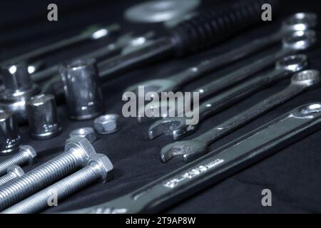 Set di attrezzi manuali, bussole, dadi e bulloni pronti per il processo di riparazione Foto Stock