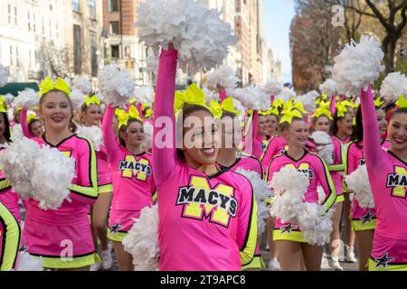 New York, Stati Uniti. 23 novembre 2023. Spirit of America Cheerleaders marciano nella parata annuale del giorno del Ringraziamento di Macy a New York. Credito: SOPA Images Limited/Alamy Live News Foto Stock