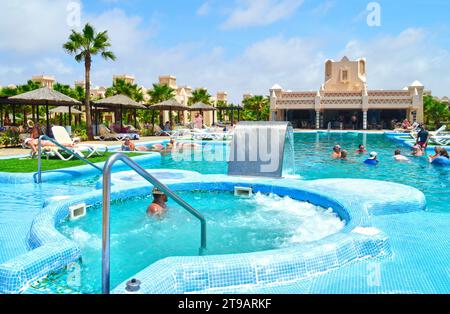 RIU Touareg hotel turisti nella jacuzzi, spa e piscina a Capo verde Foto Stock