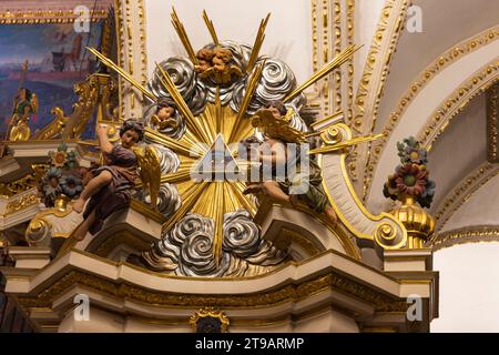 Czestochowa, Polonia - 19 luglio 2023: Scultura con angeli e ey di dio nella chiesa di Jasna Gora. Sito di pellegrinaggio cattolico polacco a Czestochowa in Polonia. Foto Stock