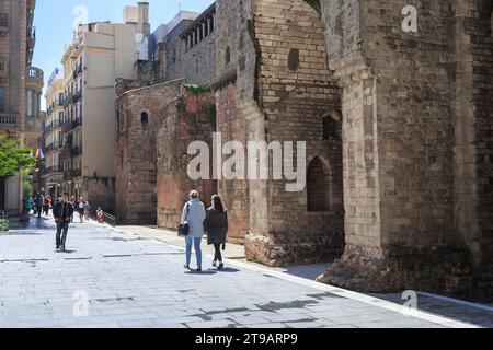 BARCELLONA, SPAGNA - 11 MAGGIO 2017: Questi sono i resti delle antiche mura della città dal periodo romano al periodo medievale della vita della città. Foto Stock