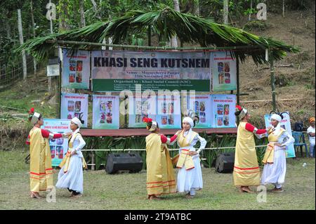 Sylhet, Bangladesh. 23 novembre 2023. La tribù Khasi vestita con il loro abbigliamento tradizionale per celebrare il Khasi Seng Kut Snem 2023 organizzato dal Consiglio sociale Khasi. Khasi Seng Kut snem è un tradizionale festival di fine anno della comunità Khasi della Greater Sylhet Division. Questa cerimonia si è svolta nel campo Magurchhara Khasia Punji a Kamalganj. Foto Stock