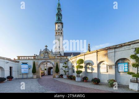 Czestochowa, Polonia - 19 luglio 2023: Monastero fortificato e chiesa di Jasna Gora. Sito di pellegrinaggio cattolico polacco con Madonna Nera a Czestochowa in Polonia. Foto Stock