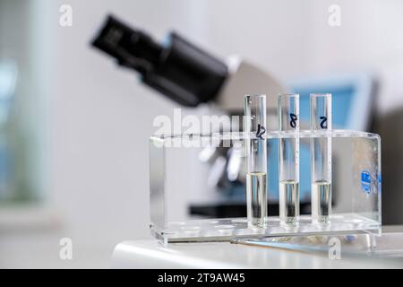 Reagenzglas im Labor, Mikroskop im Hintergrund Labortest *** provetta in laboratorio, microscopio in background test di laboratorio 20231018DSC 1743 Foto Stock