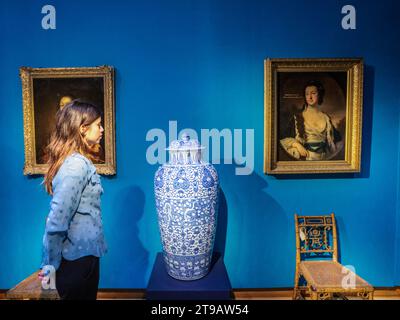 Londra, Regno Unito. 24 novembre 2023. Vaso da soldato cinese blu e bianco Est £ 60,00080,000 le opere di questa storica collezione raccontano la storia di una famiglia aristocratica inglese che si estende per cinque centesiMany delle opere d'arte sono state acquistate o commissionate per Ombersley a seguito della costruzione della casa attuale all'inizio del XVIII secolo, tra cui dipinti di vecchi maestri, mobili, Argento, Arte Asiatica, Militaria e Arti Decorative Asta 29 novembre 2023. Crediti: Paul Quezada-Neiman/Alamy Live News Foto Stock