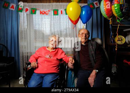 Un uomo anziano al suo 100esimo compleanno con sua moglie. Foto Stock