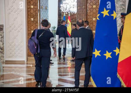 Il primo ministro Alexander De Croo e il presidente egiziano Abdul Fatah El-Sisi fotografati durante una visita dei primi ministri belgi e spagnoli (presidenza entrante e uscente dell'Europa) in Egitto, al Cairo, venerdì 24 novembre 2023. I due capi di governo hanno visitato ieri Israele e Palestina per tenere colloqui con i leader politici sulla guerra a Gaza. In Egitto, Sanchez e De Croo incontreranno il presidente egiziano e visiteranno il valico di frontiera per la Striscia di Gaza a Rafah. BELGA FOTO NICOLAS MAETERLINCK - SPAGNA FUORI - Foto Stock