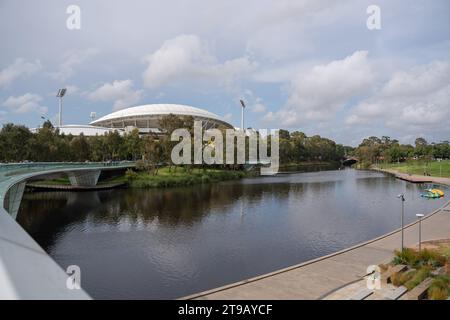 Adelaide, Australia. 24 novembre 2023. Adelaide, Australia, 24 novembre 2023: Una vista fuori dallo stadio durante la partita della Weber Womens Big Bash League 09 tra Brisbane Heat e Sydney Thunder all'Adelaide Oval di Adelaide, Australia (Noe Llamas/SPP) credito: SPP Sport Press Photo. /Alamy Live News Foto Stock