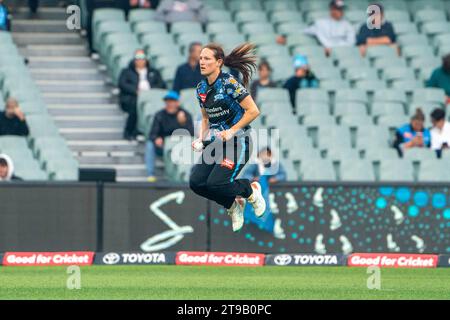 Adelaide, Australia. 24 novembre 2023. Adelaide, Australia, 24 novembre 2023: Megan Schutt (27 Adelaide Strikers) salta durante la partita della Weber Womens Big Bash League 09 tra Adelaide Strikers e Perth Scorchers all'Adelaide Oval di Adelaide, Australia (Noe Llamas/SPP) credito: SPP Sport Press Photo. /Alamy Live News Foto Stock